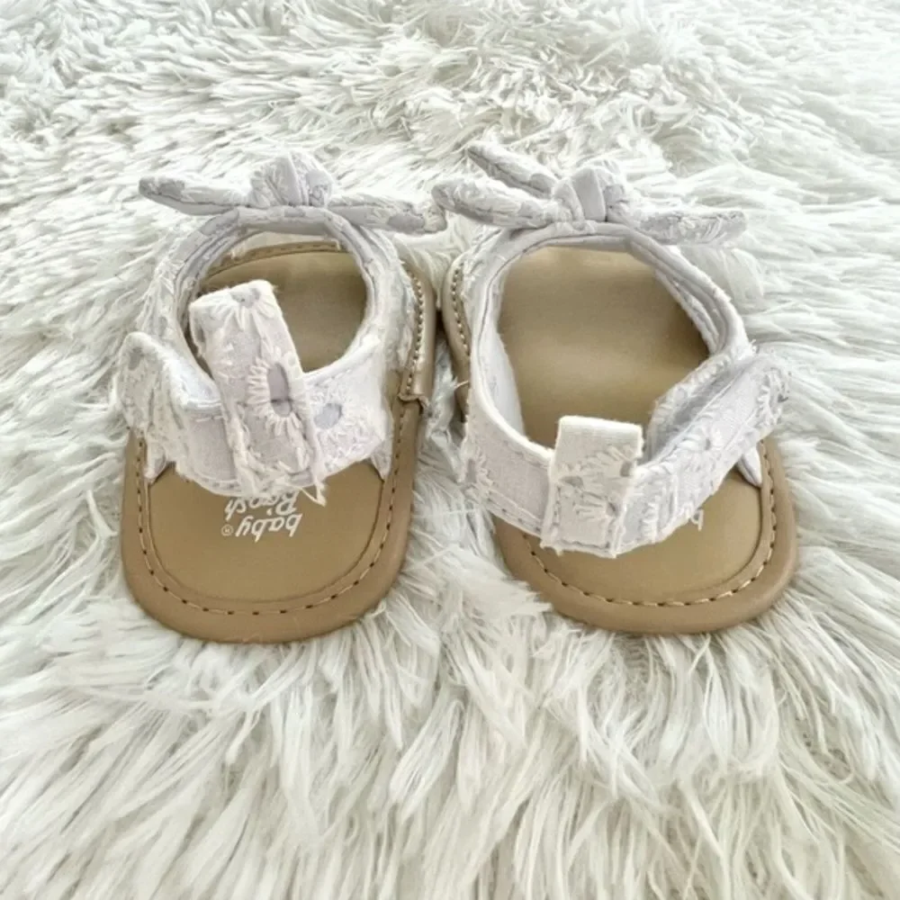 OshKosh B'gosh White Eyelet Lace Knot Baby Girl Sandals Size 1‎ (0-3 months)